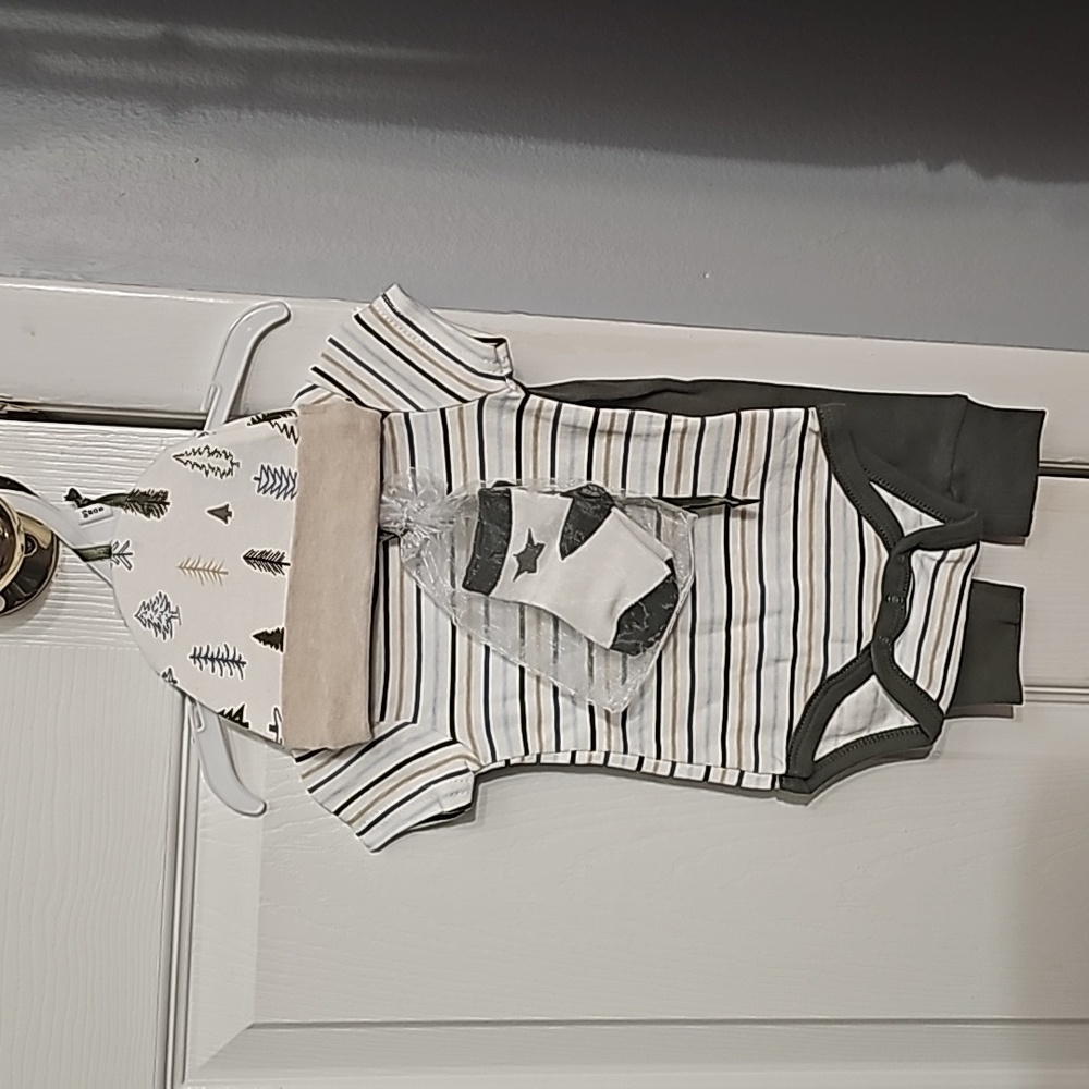 Brand New, 0-3m Reni Rofi 4pc set stripped one-sie, hat, pants, and socks.